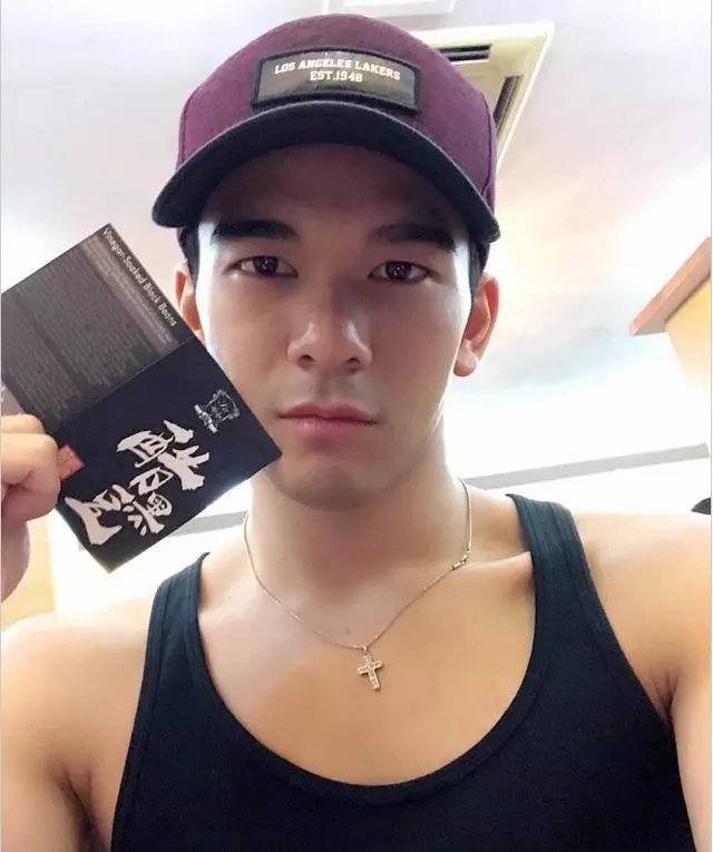 55歲錢小豪老當益壯,90後兒子長相俊朗萬分,前妻近照風韻猶存!