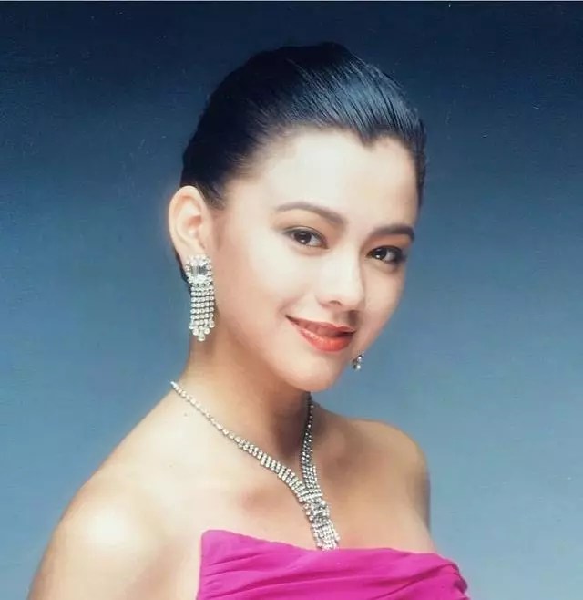 55歲錢小豪老當益壯,90後兒子長相俊朗萬分,前妻近照風韻猶存!