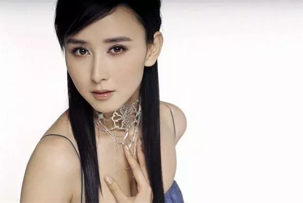 整容失敗的她滿臉玻尿酸,豪門夢破碎,網友:還我當初那個胡靜!