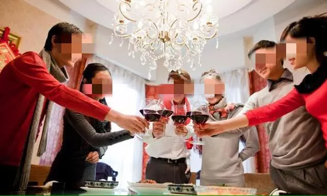 同學會結帳大家都去上廁所,班長買單,回家後手機信息不斷