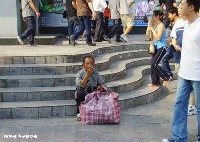 公公扮乞丐回來,三個兒媳都不管他,我好好招待,驚喜來了