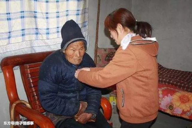 公公扮乞丐回來,三個兒媳都不管他,我好好招待,驚喜來了