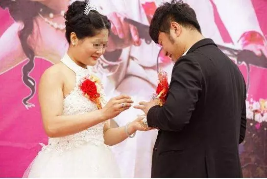 新婚夜,妹妹死活要留下陪我,第2天看到廁所的丈夫,妹泣不成聲