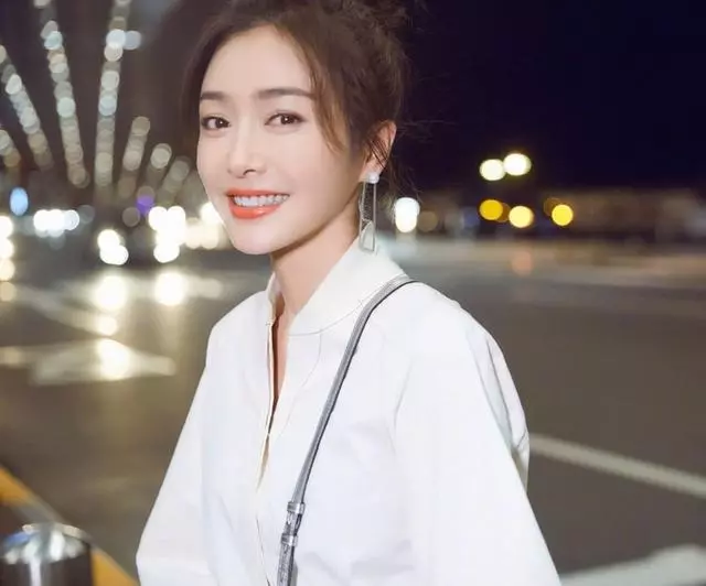 「娘娘」秦嵐穿白裙減齡了不止5歲?俏皮打扮出發看秀,搶眼十足!