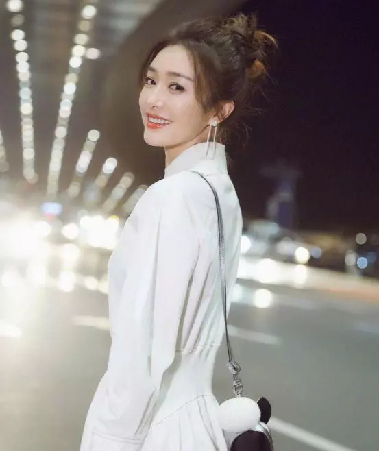 「娘娘」秦嵐穿白裙減齡了不止5歲?俏皮打扮出發看秀,搶眼十足!