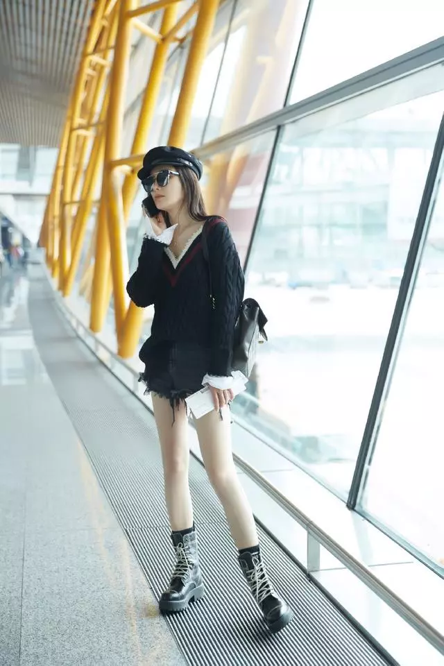 「娘娘」秦嵐穿白裙減齡了不止5歲?俏皮打扮出發看秀,搶眼十足!