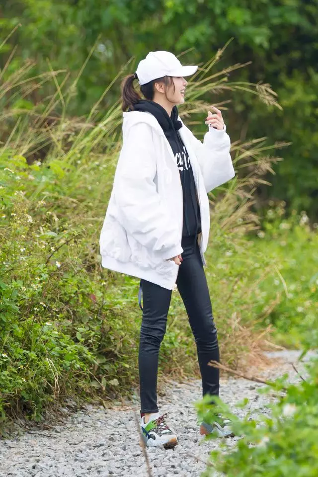 「娘娘」秦嵐穿白裙減齡了不止5歲?俏皮打扮出發看秀,搶眼十足!