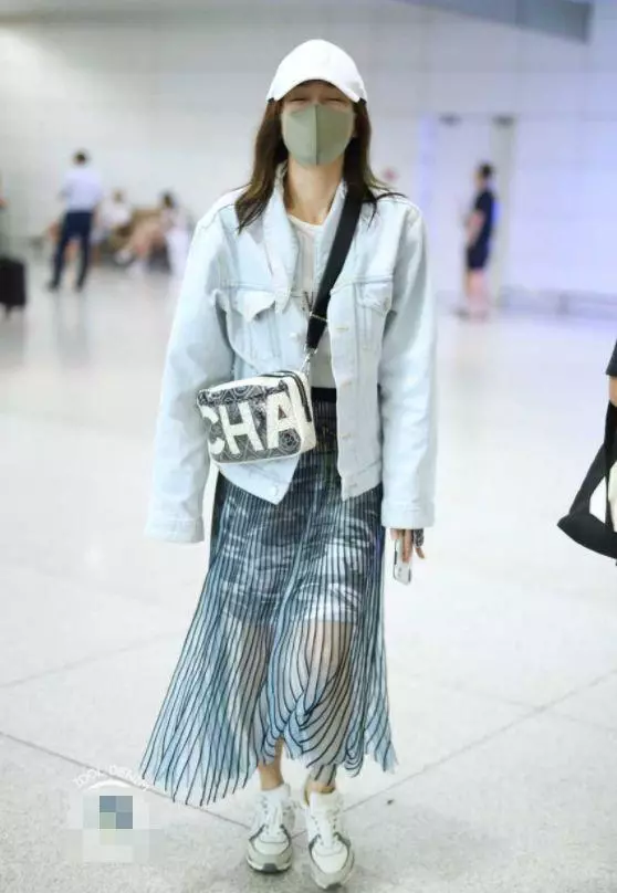 「娘娘」秦嵐穿白裙減齡了不止5歲?俏皮打扮出發看秀,搶眼十足!