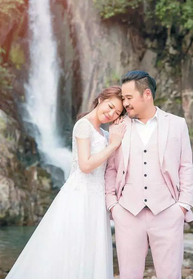 下月即將迎娶「銀行之花」!53歲TVB老戲骨派頭十足過大禮~~~