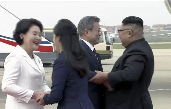 文在寅抵達平壤 金正恩熱情擁抱