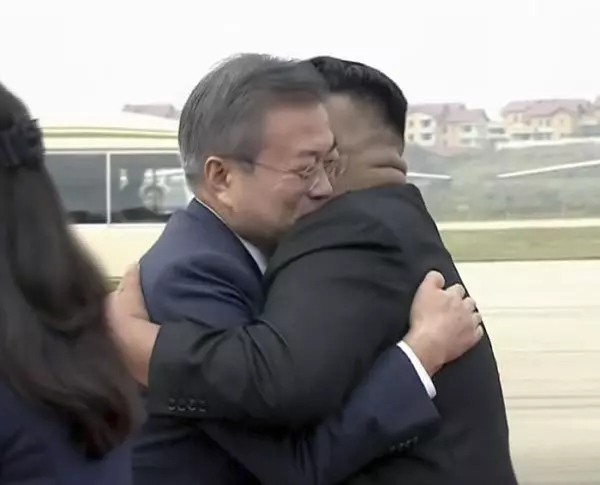 文在寅抵達平壤 金正恩熱情擁抱
