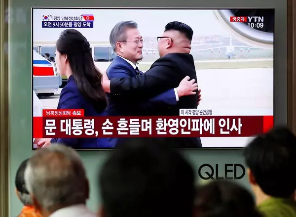 文在寅抵達平壤 金正恩熱情擁抱