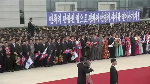 文在寅抵達平壤 金正恩熱情擁抱
