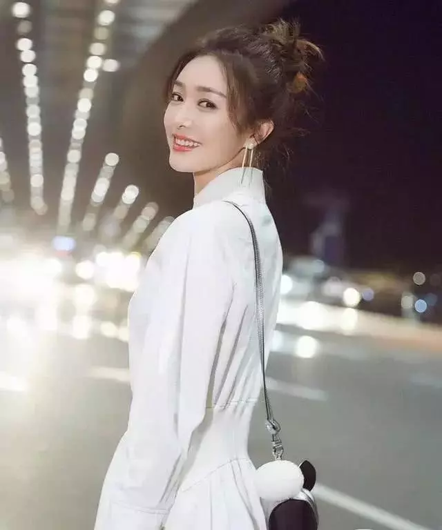 「娘娘」秦嵐米蘭購物被偶遇,折扣店裡血拚,專挑斷碼鞋子,被贊很節約~