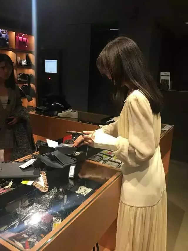「娘娘」秦嵐米蘭購物被偶遇,折扣店裡血拚,專挑斷碼鞋子,被贊很節約~