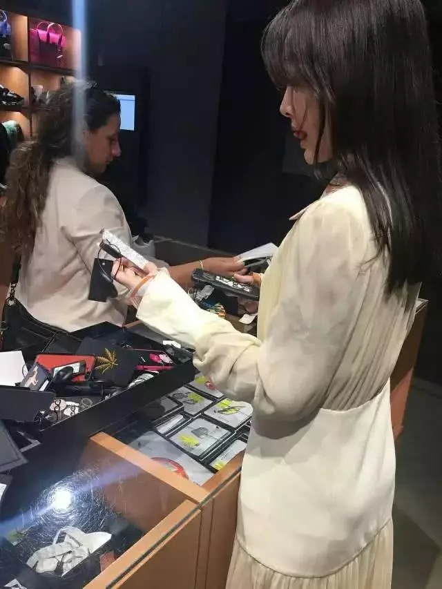 「娘娘」秦嵐米蘭購物被偶遇,折扣店裡血拚,專挑斷碼鞋子,被贊很節約~