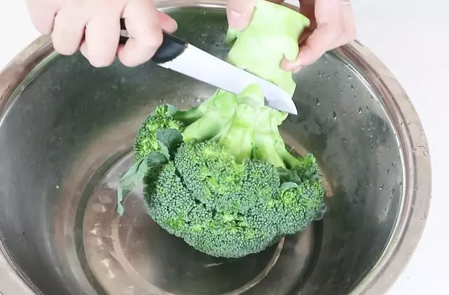 西藍花洗不幹凈?教你一個小竅門,髒東西自己跑出來