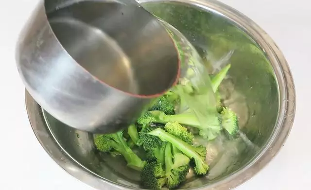 西藍花洗不幹凈?教你一個小竅門,髒東西自己跑出來