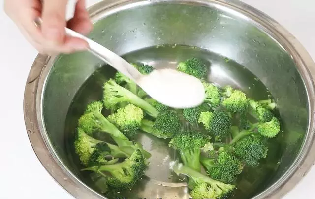 西藍花洗不幹凈?教你一個小竅門,髒東西自己跑出來