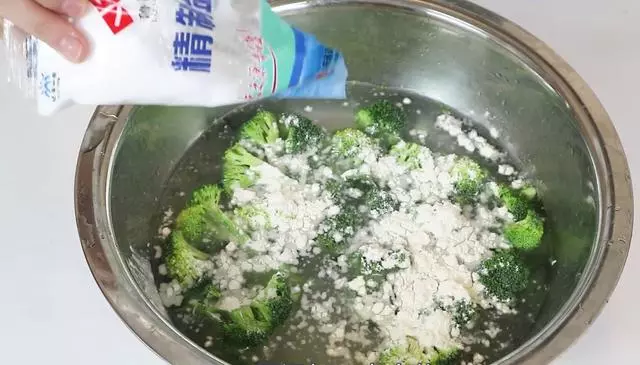 西藍花洗不幹凈?教你一個小竅門,髒東西自己跑出來