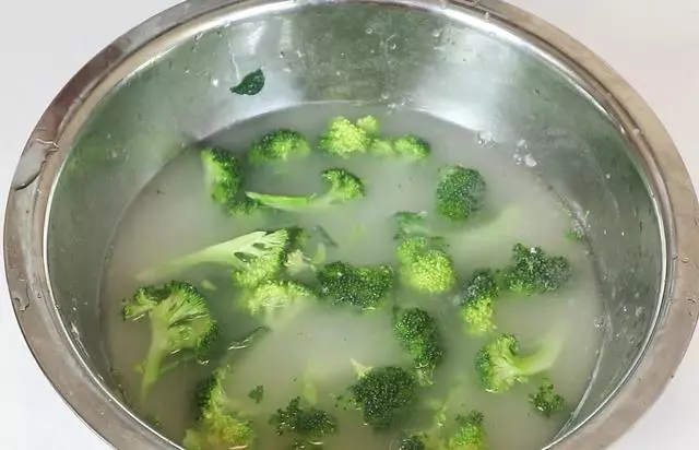 西藍花洗不幹凈?教你一個小竅門,髒東西自己跑出來