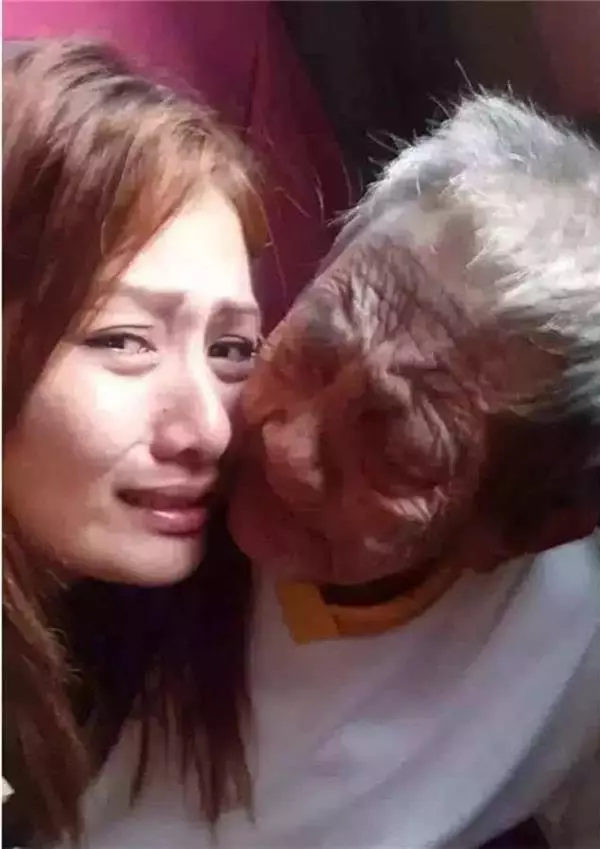 這位菲律賓姑娘給她洗了個澡,傳出的照片引發了全世界的一場大風暴!