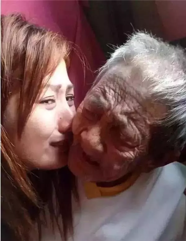 這位菲律賓姑娘給她洗了個澡,傳出的照片引發了全世界的一場大風暴!