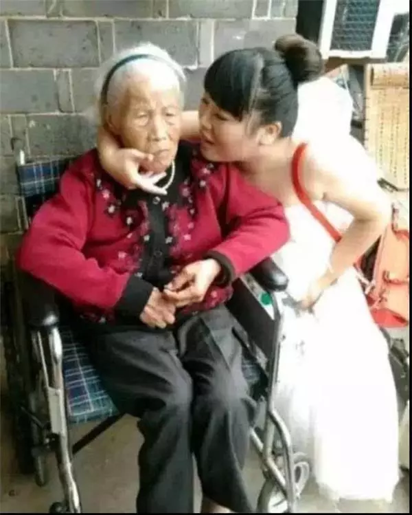 這位菲律賓姑娘給她洗了個澡,傳出的照片引發了全世界的一場大風暴!