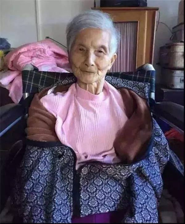 這位菲律賓姑娘給她洗了個澡,傳出的照片引發了全世界的一場大風暴!