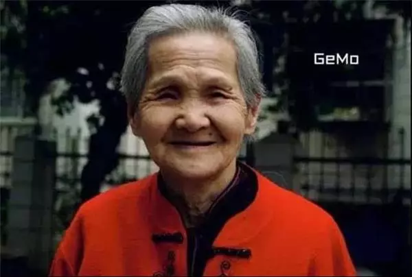 這位菲律賓姑娘給她洗了個澡,傳出的照片引發了全世界的一場大風暴!