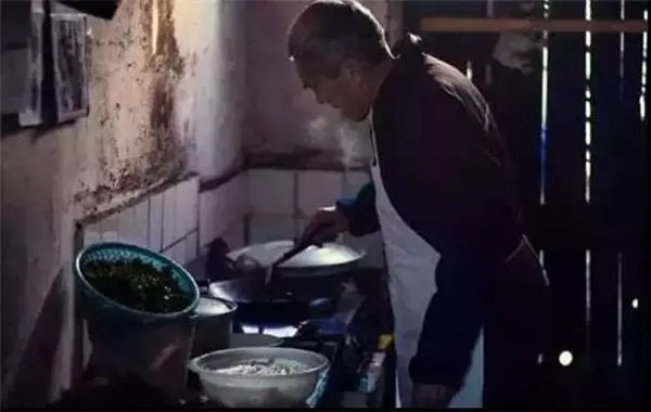 這位菲律賓姑娘給她洗了個澡,傳出的照片引發了全世界的一場大風暴!