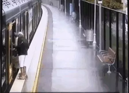 驚險!3歲女童奔跑 掉入動車與站台間隙中不停哭喊