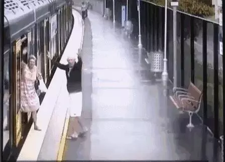 驚險!3歲女童奔跑 掉入動車與站台間隙中不停哭喊