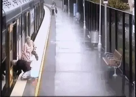 驚險!3歲女童奔跑 掉入動車與站台間隙中不停哭喊