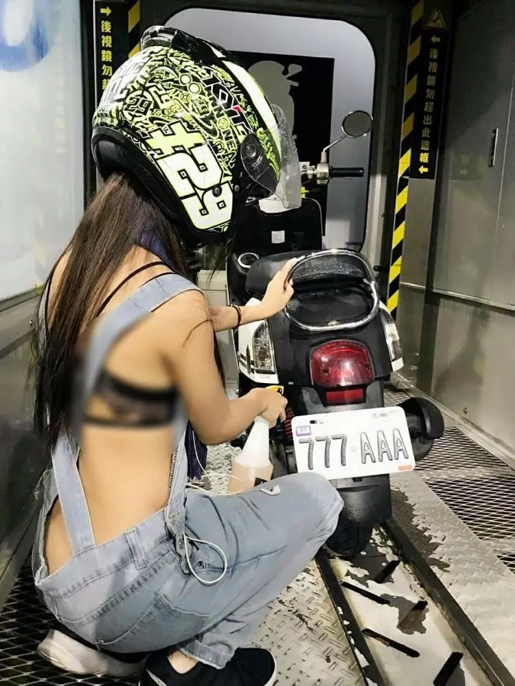 只是排隊洗車 卻意外驚見前方「吊帶褲辣妹」? 網友掀暴動:求店名!