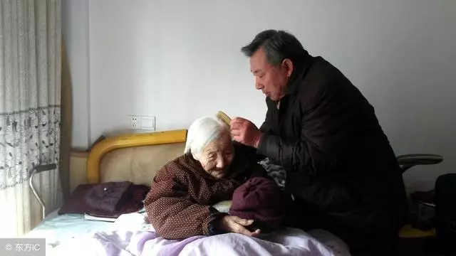 我接母親去城裡享福,母親卻要和農村弟弟一起,她臨終才說出原因
