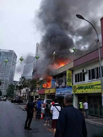 萬能樓批發店貨倉發生火災,業主損失慘重,欲哭無淚
