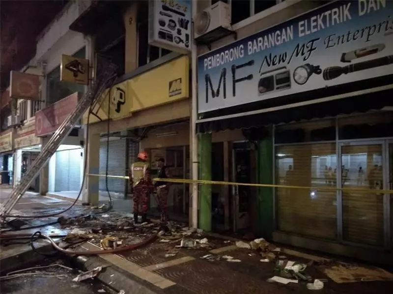 萬能樓批發店貨倉發生火災,業主損失慘重,欲哭無淚
