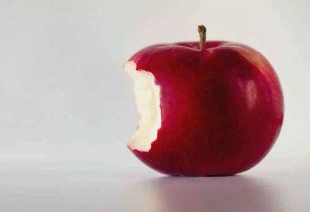 4種吃蘋果的方式,你是哪種?測出哪種男人最適合你
