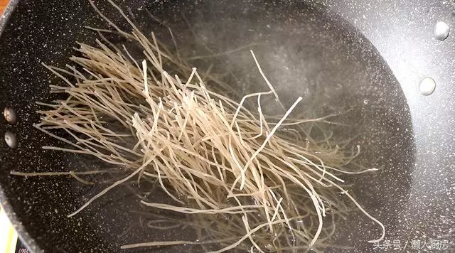 夏天到了,教你做一道開胃菜,涼拌三絲~