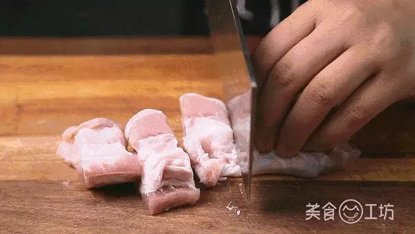 紅燒肉裡加個梨,香得一塌糊塗!