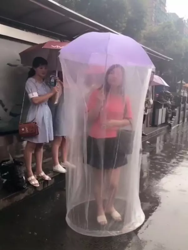 短裙女撐這把傘全方位防雨 網友笑稱:超大型保險套