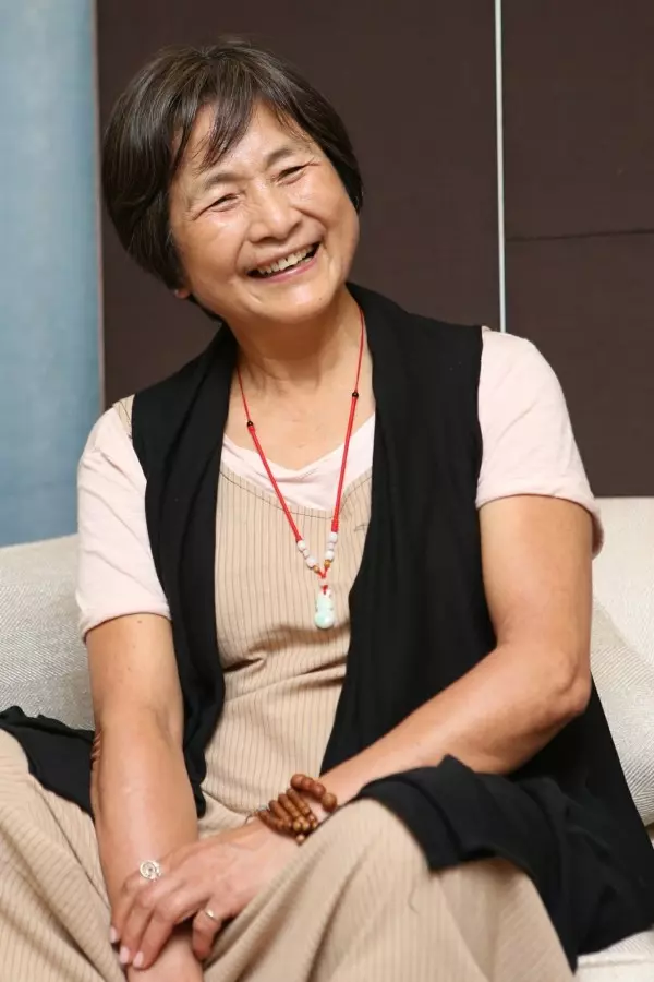 短裙女撐這把傘全方位防雨 網友笑稱:超大型保險套