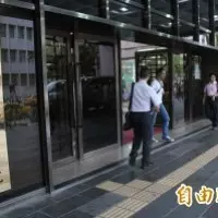 短裙女撐這把傘全方位防雨 網友笑稱:超大型保險套