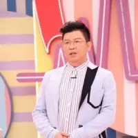 短裙女撐這把傘全方位防雨 網友笑稱:超大型保險套