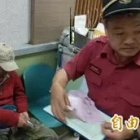 短裙女撐這把傘全方位防雨 網友笑稱:超大型保險套