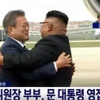 短裙女撐這把傘全方位防雨 網友笑稱:超大型保險套