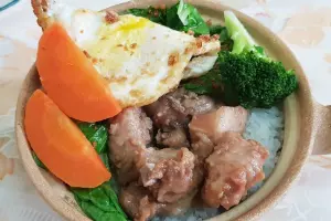 短裙女撐這把傘全方位防雨 網友笑稱:超大型保險套