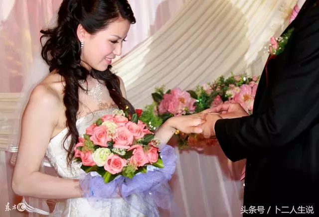 前夫再婚邀請我,我去參加,見到新娘,我送上鞋子,前夫又鬧起了離婚