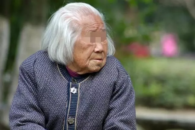 每月3號婆婆都偷偷給小姑子送只碗,兒媳好奇跟蹤,推開門傻了